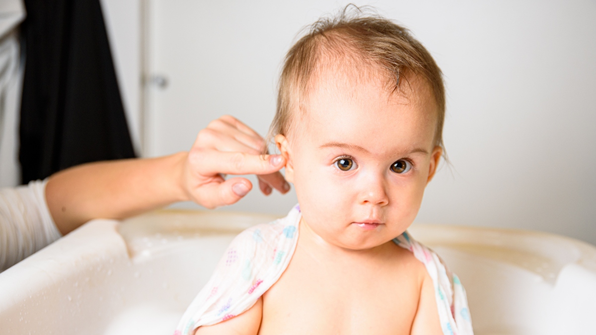 ¿Es recomendable limpiar los oídos con agua oxigenada?
